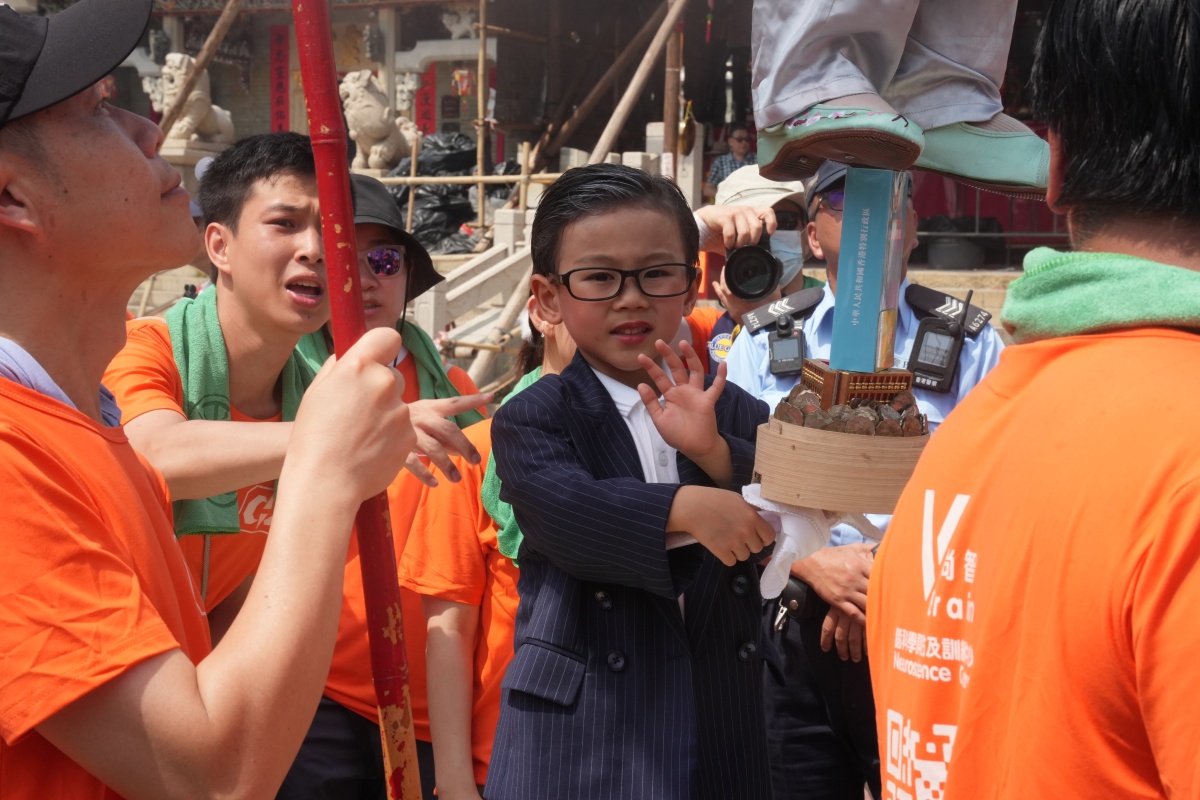 香港長洲太平清醮飄色巡遊在大街小巷穿梭表演